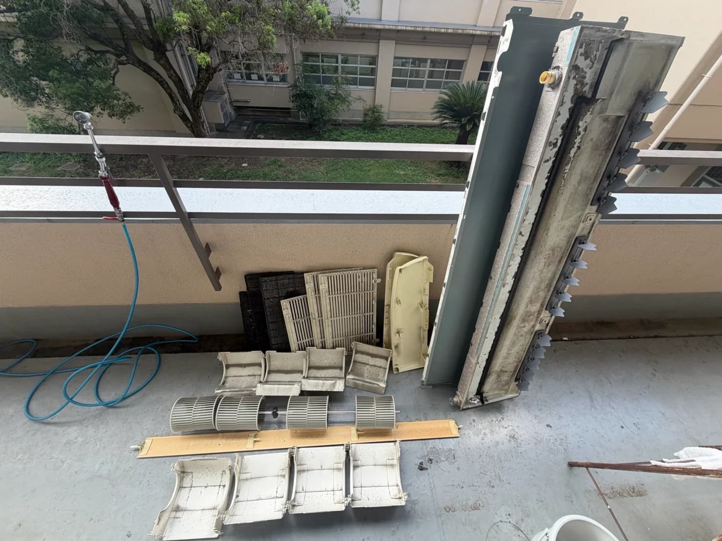 施工前の部品の汚れの様子